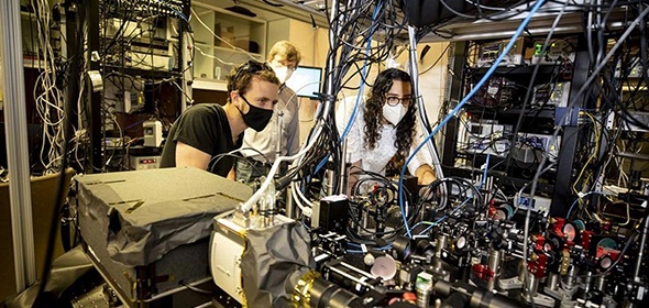 Долев Блувстайн (Dolev Bluvstein, слева), Михаил Лукин (Mikhail Lukin) и Сепер Эбади (Sepehr Ebadi) разработали специальный тип квантового компьютера, известный как программируемый квантовый симулятор.  Фото Rose Lincoln/Harvard Staff Photographer.